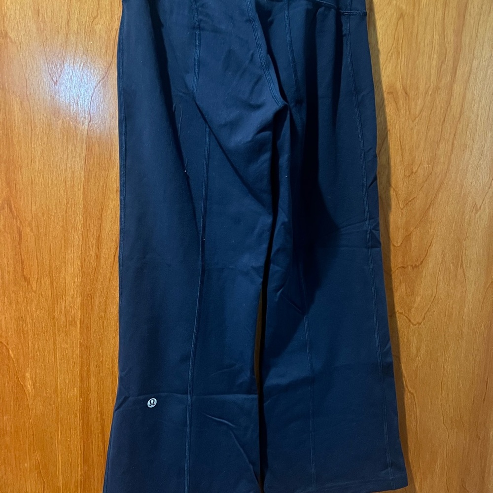 Women’s Lululemon crop flares